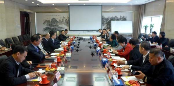 参会代表讨论出访伊朗的相关事宜.jpg