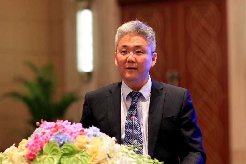 中国社会科学院蓝迪国际智库项目办公室主任、专家委员会委员，中国社会科学院国际合作局局长王镭主持讨论会.jpg