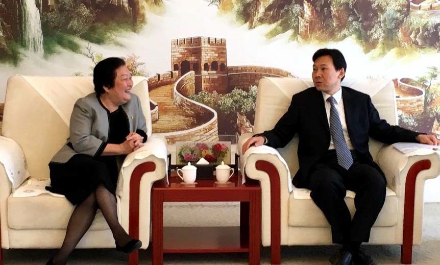 赵白鸽博士与李小兵院长会谈.jpg