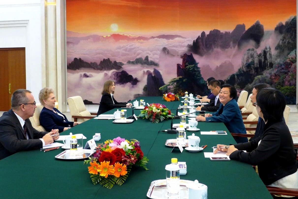 赵白鸽博士会见匈牙利国会匈中友好议员小组代表团.jpg
