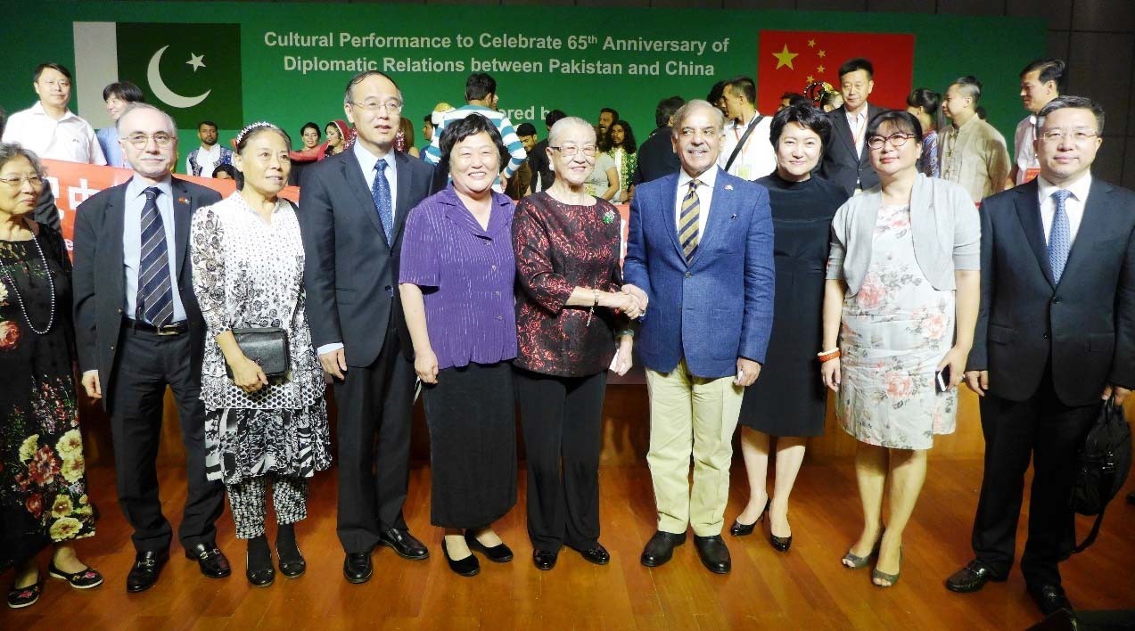 蓝迪国际智库平台代表团与谢里夫部长合影.jpg