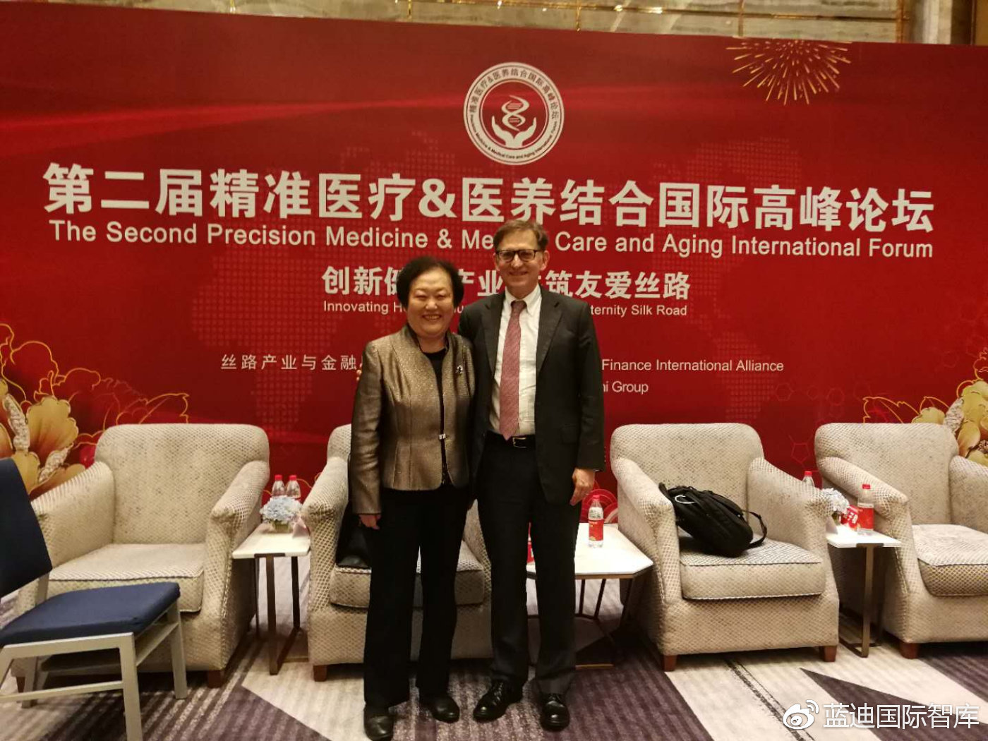 赵白鸽与美国哥伦比亚大学感染与免疫中心主任Walter Ian Lipkin进行交流